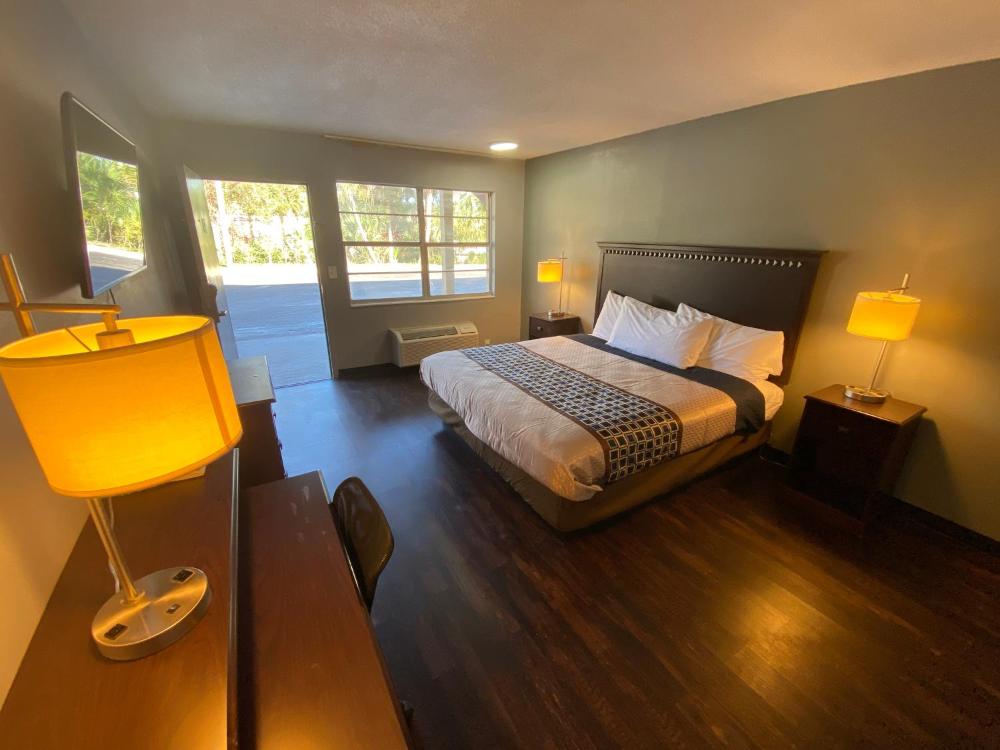 1 King Bed Accessible Non-Smoking interior